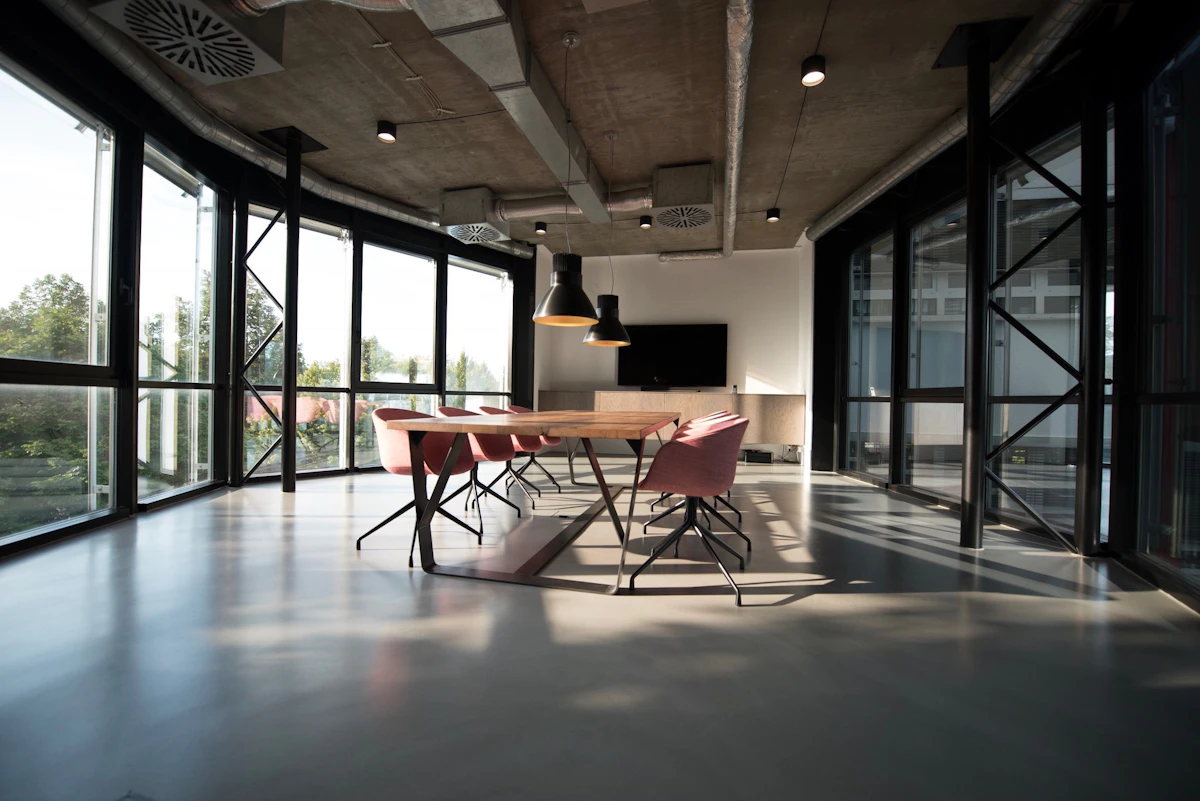 Modernes, gepflegtes Büro