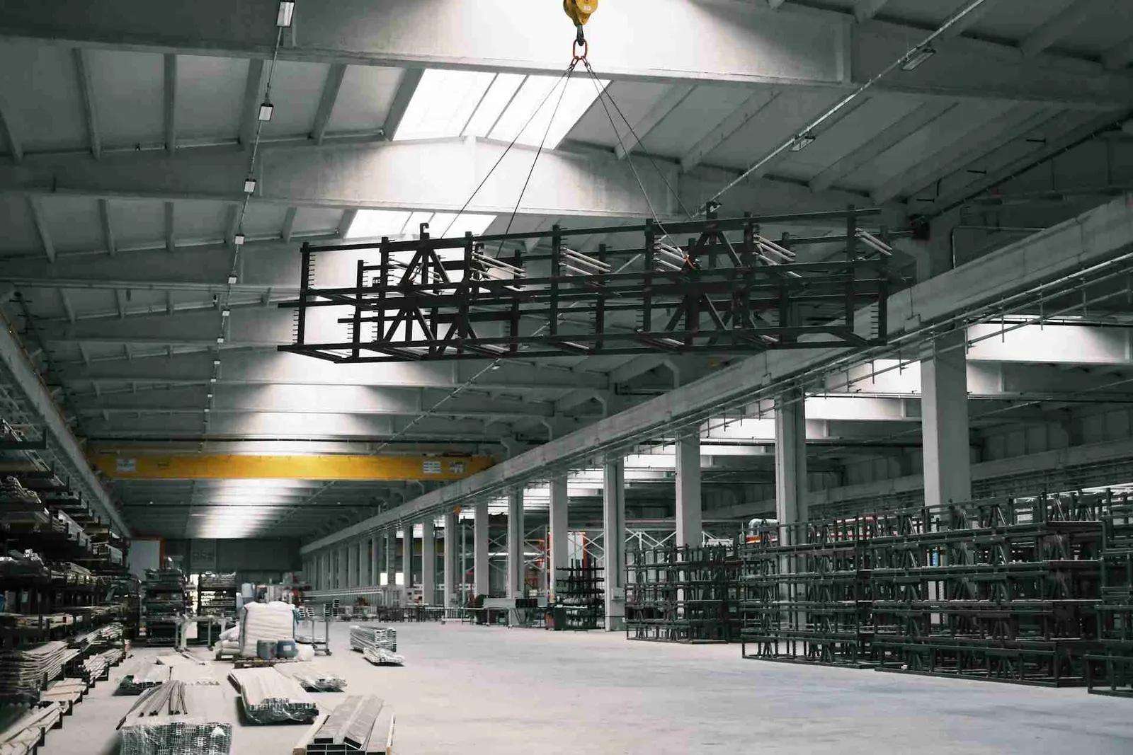 Weitläufige, aufgeräumte Industriehalle
